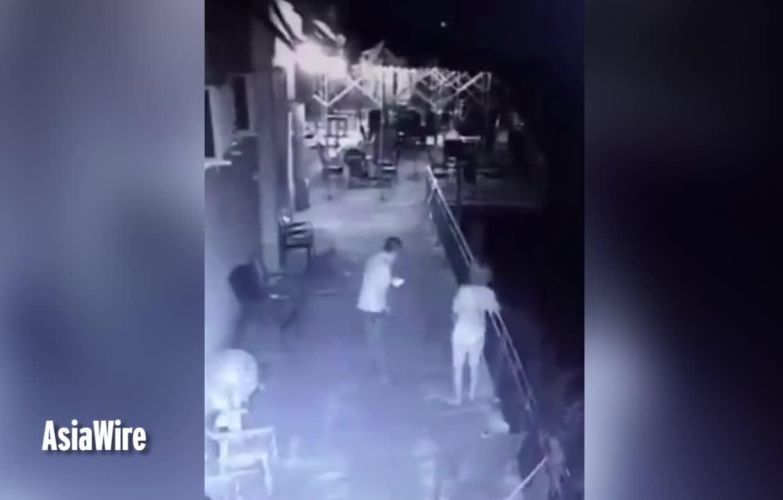 Σοκαριστικό βίντεο δείχνει άνδρα να πετάει τη γυναίκα του από το μπαλκόνι