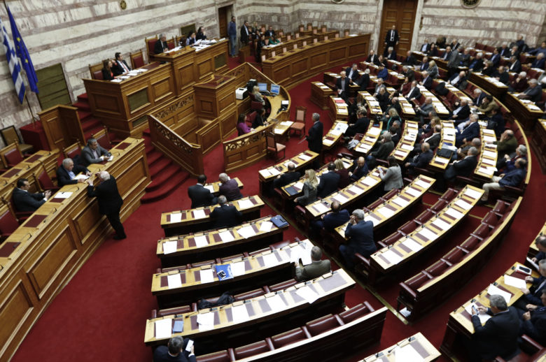 Κόντρα στη Βουλή για την ρύπανση στο Σαρωνικό