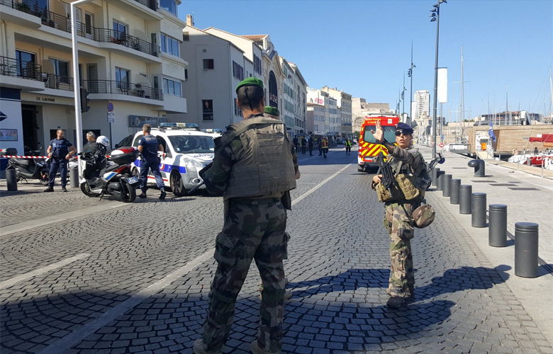 Όχημα έπεσε πάνω σε δύο στάσεις λεωφορείου στη Μασσαλία