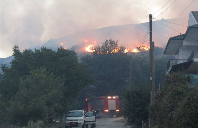 Απειλήθηκαν σπίτια στο Νεοχωρόπουλο, μαίνεται η φωτιά στα Ιωάννινα