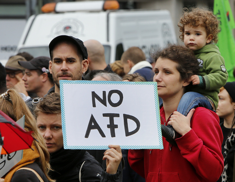 Το ακροδεξιό AfD της Γερμανίας απολαμβάνει την πολιτική κρίση στη χώρα