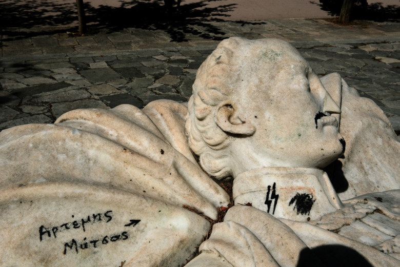 Βεβήλωσαν το μνημείο του Αλέξανδρου Υψηλάντη με ναζιστικά σύμβολα