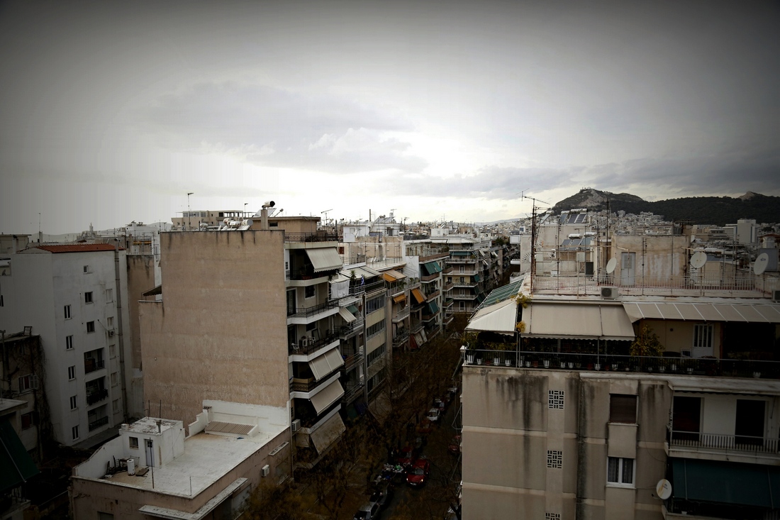 Πολύ ακριβή πλέον η στέγαση για τους Έλληνες, φεύγει 40% του εισοδήματος