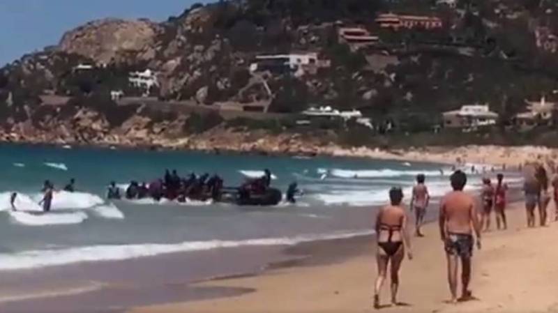 Λέμβος γεμάτη μετανάστες βγήκε σε παραλία της Ανδαλουσίας