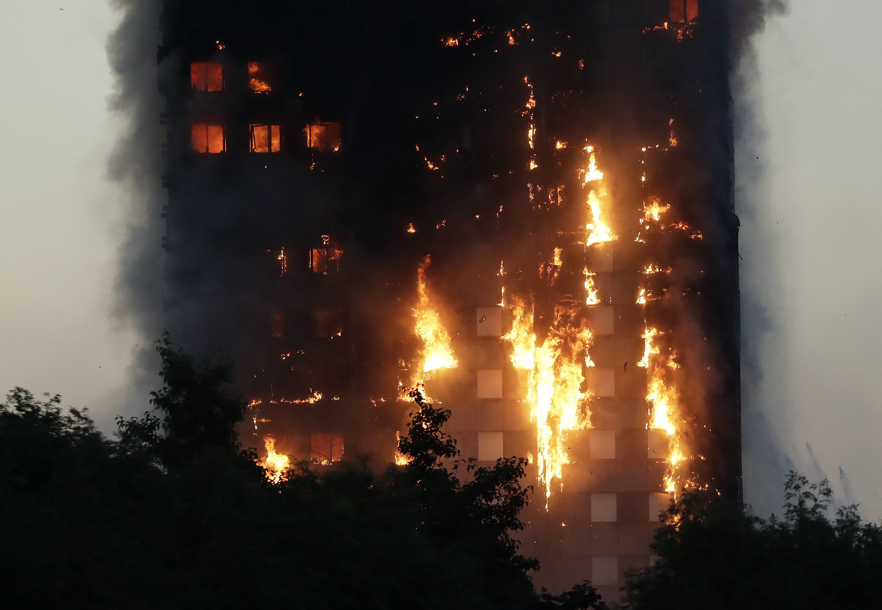 Φρίκη και οργή στο Λονδίνο για την πυρκαγιά στον ουρανοξύστη
