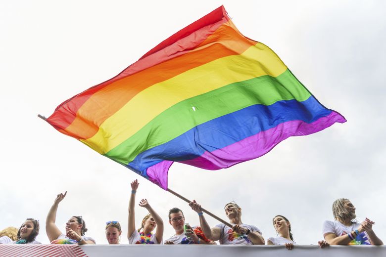 Το Gay Pride γιορτή για τον γάμο των ομοφυλοφίλων