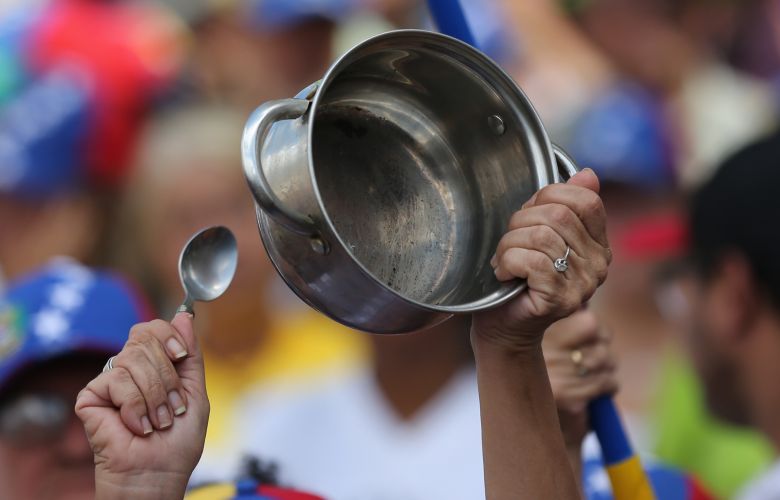 Βενεζουέλα: Χτυπώντας άδειες κατσαρόλες, οι πολίτες διαμαρτύρονται για την πείνα