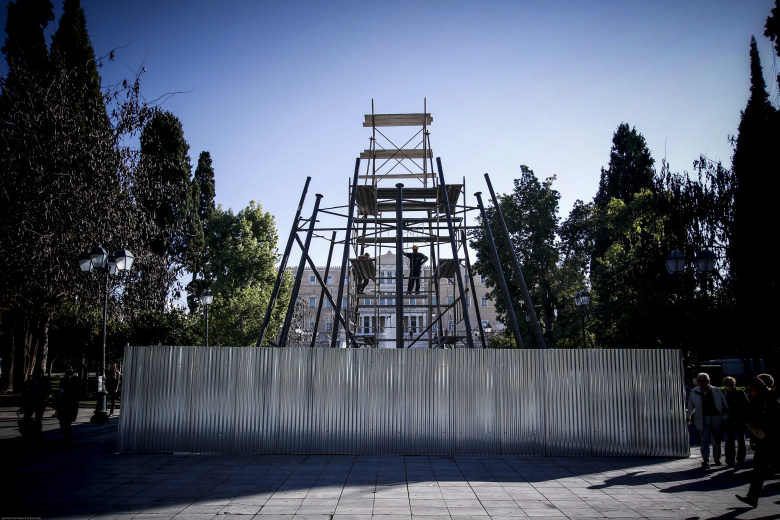 Η πλατεία Συντάγματος στολίζεται για τις γιορτές
