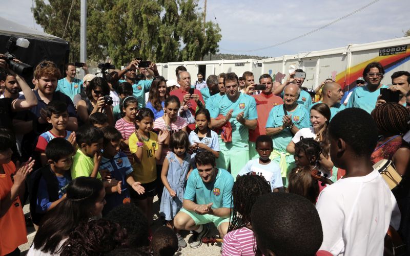«Ιερά τέρατα» της Μπαρτσελόνα στους πρόσφυγες της Μυτιλήνης