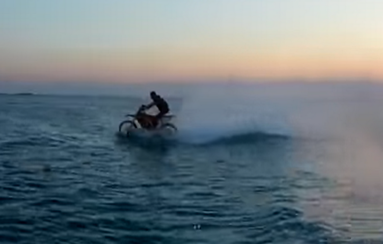 Χανιώτης κάνει motocross στην επιφάνεια της θάλασσας!