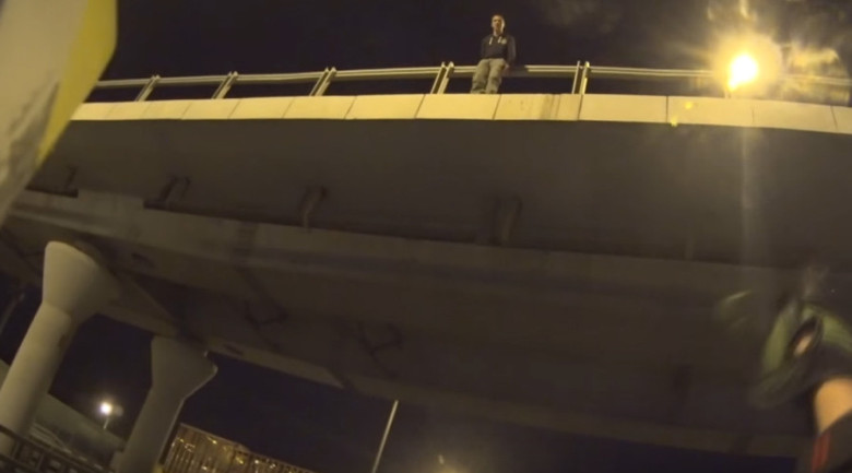 Μοτοσικλετιστής σώζει νεαρό που ήθελε να πηδήξει από γέφυρα