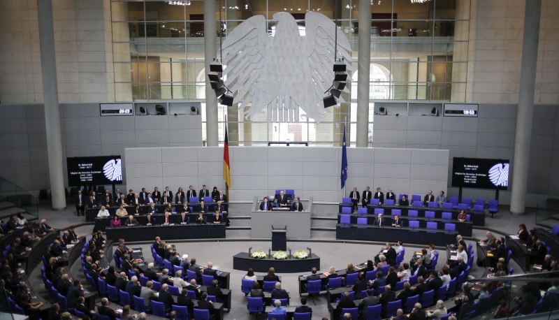 Έπαινοι για την Ελλάδα, πυρά κατά Σόιμπλε-Μέρκελ στην Bundestag