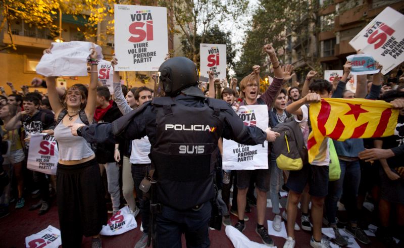 Mε «μαζική πολιτική ανυπακοή» απειλούν οι ριζοσπάστες Καταλανοί