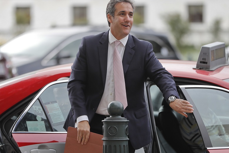 Το δεξί χέρι του Τραμπ πλήρωσε αδρά πορνοστάρ για να τον καλύψει