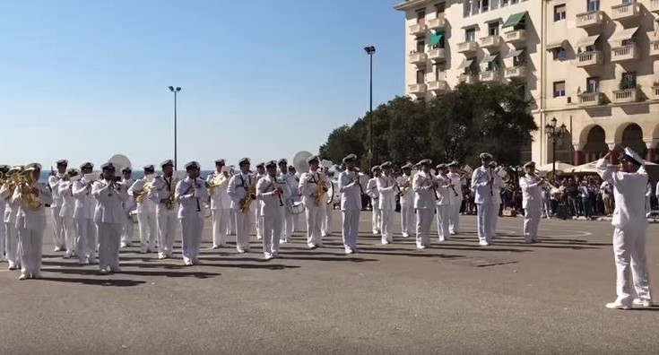 H μπάντα του Πολεμικού Ναυτικού παίζει το Despacito!