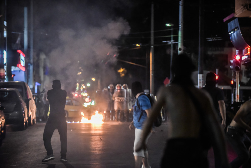 Μολότοφ και ζημιές τα ξημερώματα στα Εξάρχεια