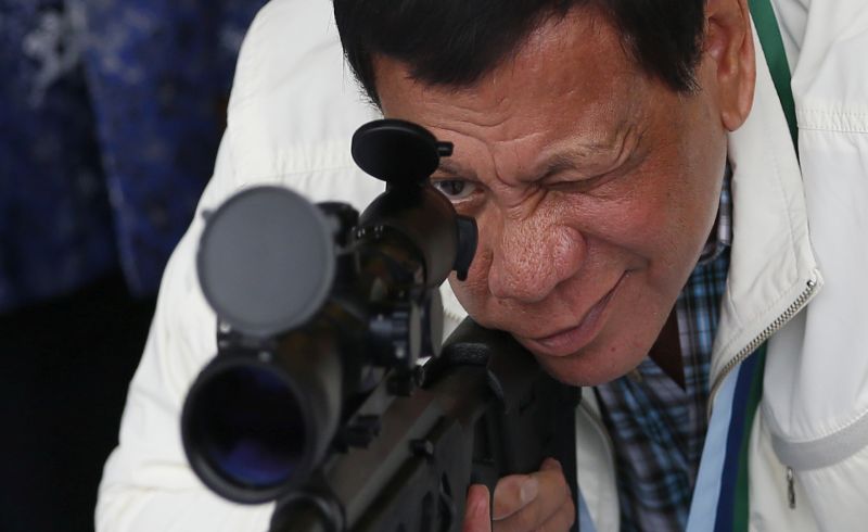 Οι Φιλιππινέζοι αγαπούν τον αθυρόστομο και αιμοδιψή πρόεδρο Ντουτέρτε 