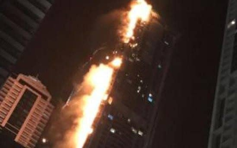 Ουρανοξύστης στο Ντουμπάι τυλίχτηκε στις φλόγες