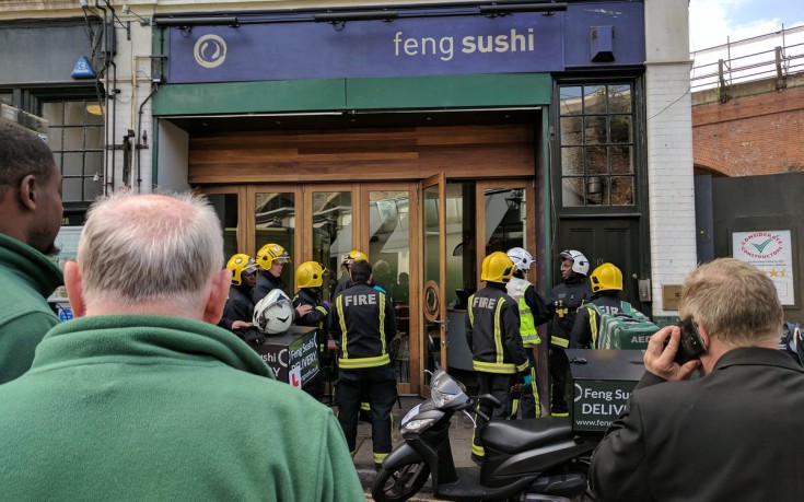 Τρεις τραυματίες στο Λονδίνο από παγιδευμένο φάκελο σε εστιατόριο