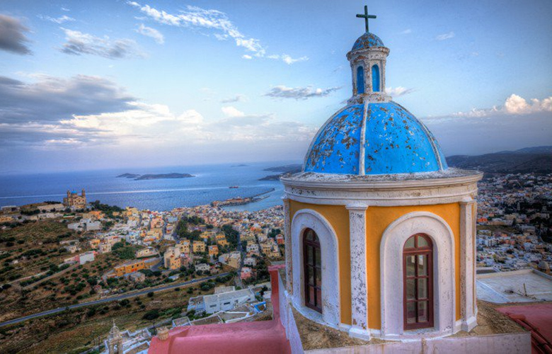 Η Άνω Σύρος διατηρεί ανόθευτο το μεσαιωνικό της χρώμα