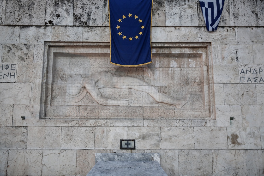 CNBC: Η συμφωνία για το ελληνικό χρέος καθρέφτης για τους πλούσιους της ΕΕ