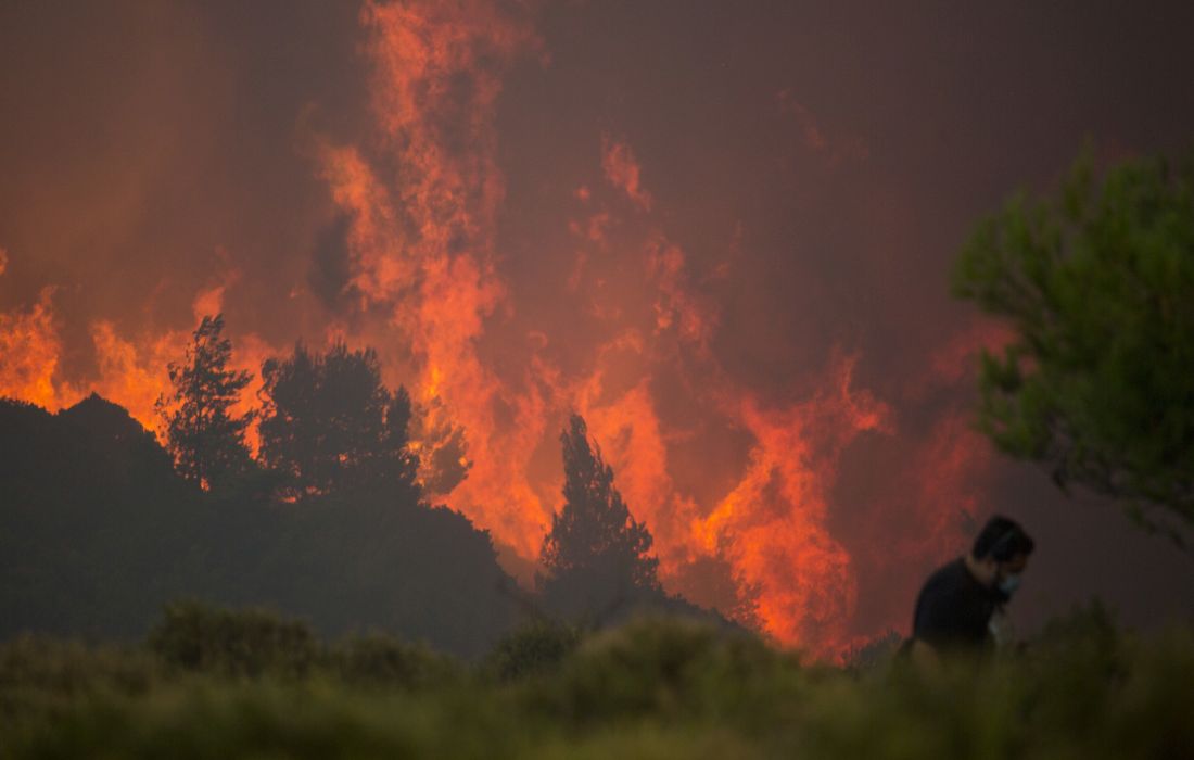 Σε ύφεση οι άγριες φωτιές στην Κέρκυρα