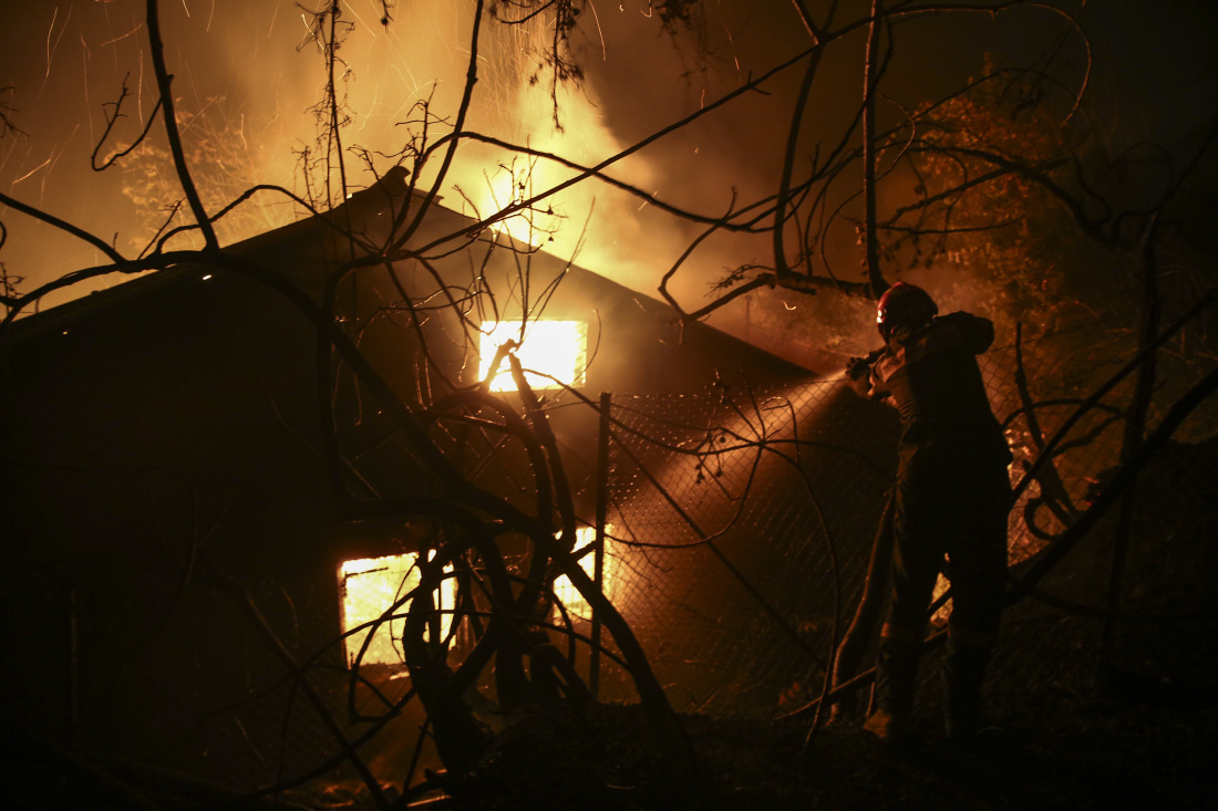 Σε κατάσταση έκτακτης ανάγκης ο δήμος Ωρωπού – Κάηκαν σπίτια στον Κάλαμο