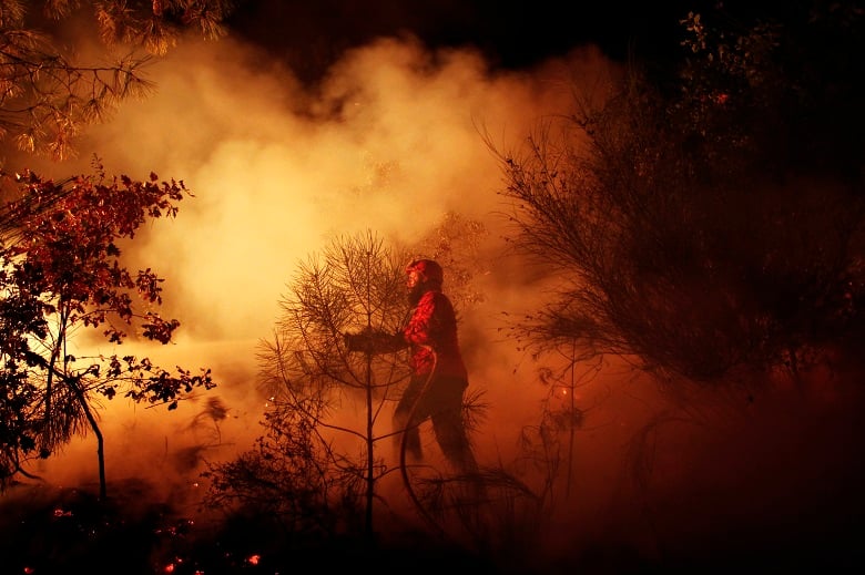 Φωτιά βρίσκεται σε εξέλιξη σε δασική έκταση στην Κερατέα
