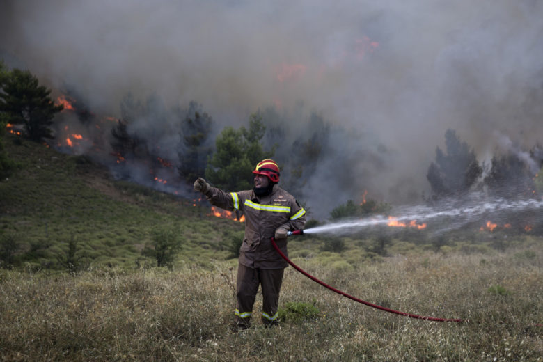 Μεγάλη φωτιά στην Κασσάνδρα Χαλκιδικής – Έκαψε σπίτια