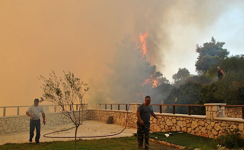 Για τρίτη ημέρα στις φλόγες η Ζάκυνθος – Συνεχείς αναζωπυρώσεις