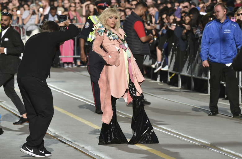 Η Lady Gaga παλεύει με τους δαίμονές της και το χρόνιο πόνο