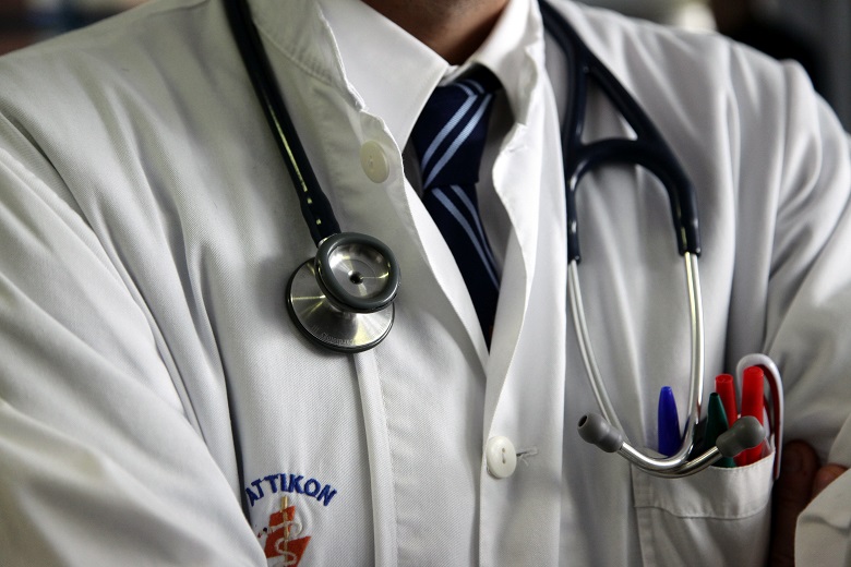 Γιατροί κατά Πολάκη για τα «φακελάκια»: Να δημοσιοποιήσει τα στοιχεία