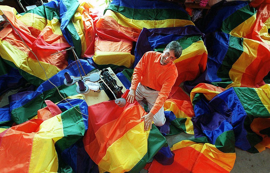 Γκίλμπερτ Μπέικερ, ο σχεδιαστής της σημαίας με τα 8 χρώματα