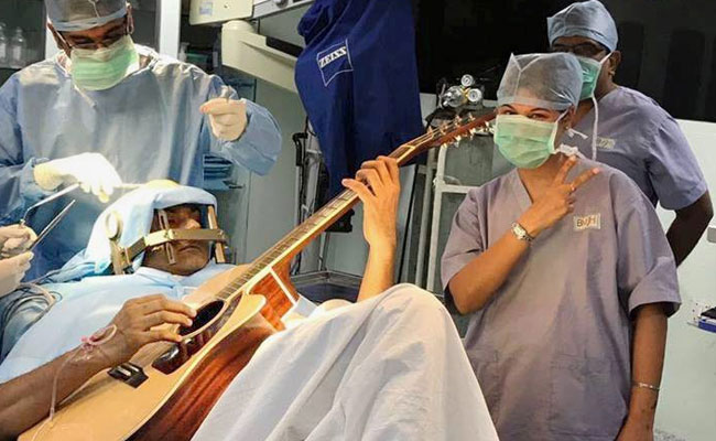 Έπαιζε κιθάρα την ώρα που του έκαναν εγχείριση στον εγκέφαλο