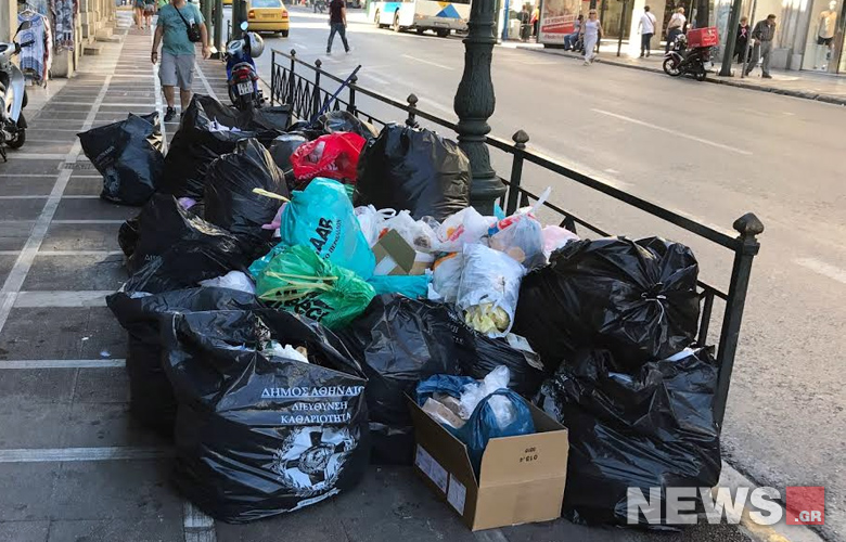 Λόφοι σκουπιδιών σε όλη την Αθήνα