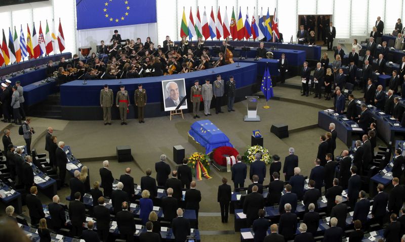 Η Ευρώπη αποχαιρετά τον Χέλμουτ Κόλ σε μια πρωτοφανή τελετή