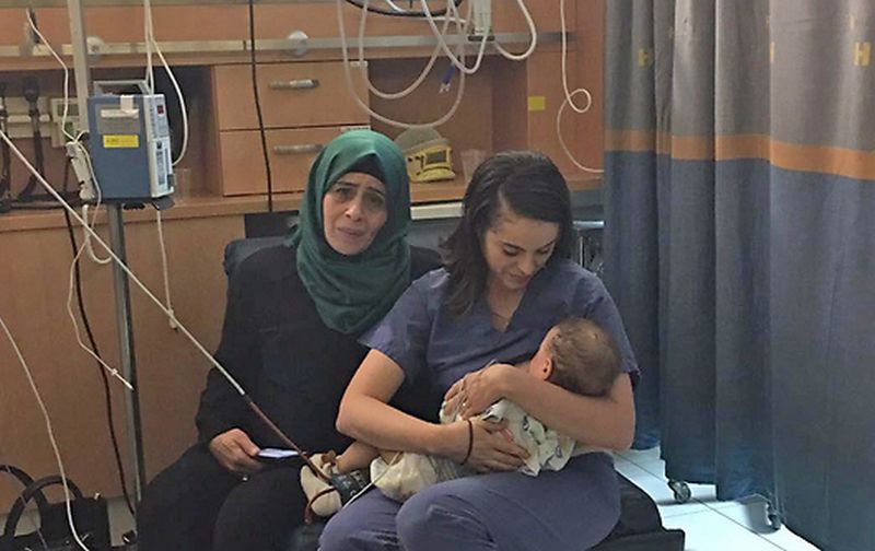 Ισραηλινή νοσοκόμα θηλάζει μωρό Παλαιστινίων, θύματα τροχαίου