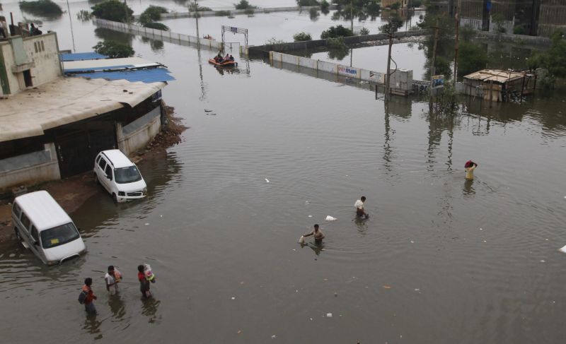 Φονικές πλημμύρες με πάνω από 700 νεκρούς στην Ινδία