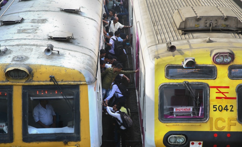 Ινδία: Τρένο παρέσυρε στο θάνατο τουλάχιστον 5 ανθρώπους