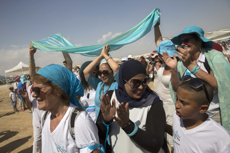 Χιλιάδες Ισραηλινές και Παλαιστίνιες περπάτησαν στην έρημο για την ειρήνη