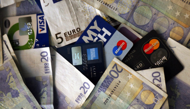 Αγορές με πλαστικό χρήμα: Αυξήθηκαν οι συναλλαγές μικρής αξίας – 65 δισ. ευρώ η αξία των συναλλαγών το 2018 με κάρτες πληρωμών