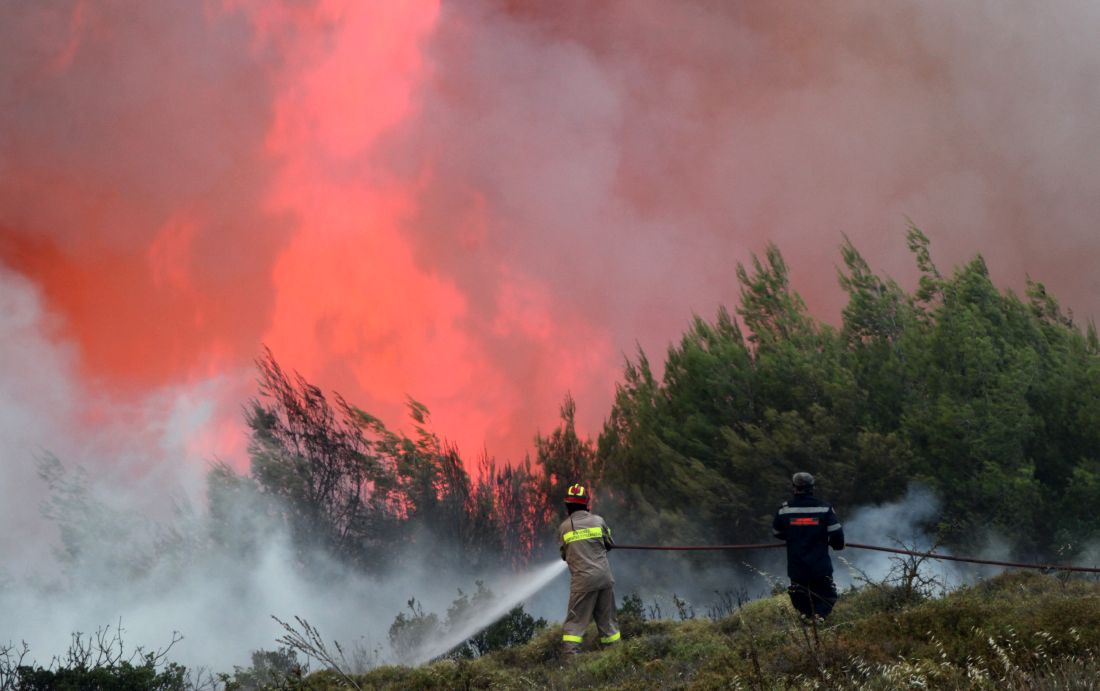 Μεγάλη φωτιά απειλεί ξενοδοχεία στην Κέρκυρα