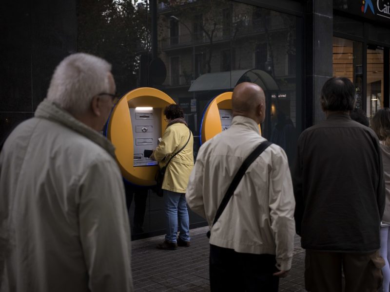 Σηκώνουν λεφτά από τις τράπεζες οι Καταλανοί για να τιμωρήσουν το Ραχόι