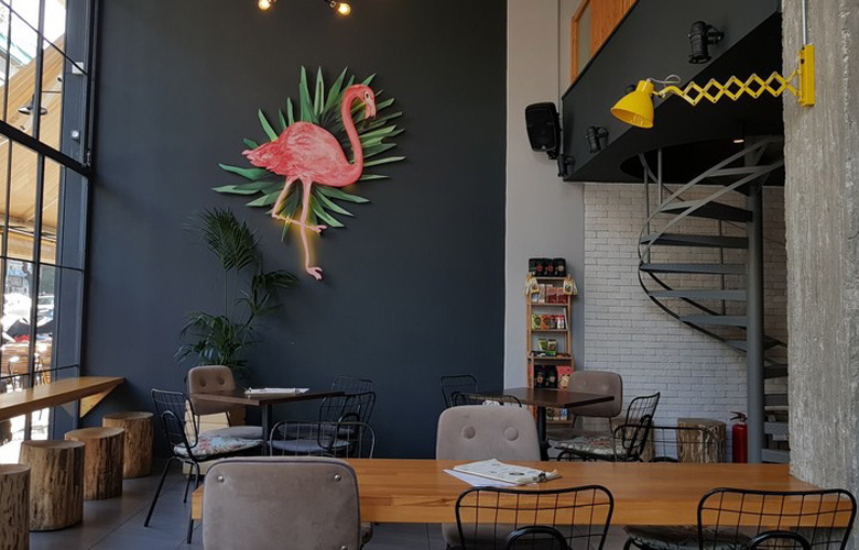 Το Flamingo στο Παγκράτι έχει εξωτική διάθεση και ενδιαφέρουσες γευστικές ιστορίες να σου πει