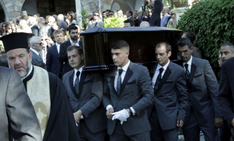 Σύσσωμος ο πολιτικός και τηλεοπτικός κόσμος στην κηδεία του Μίνωα Κυριακού