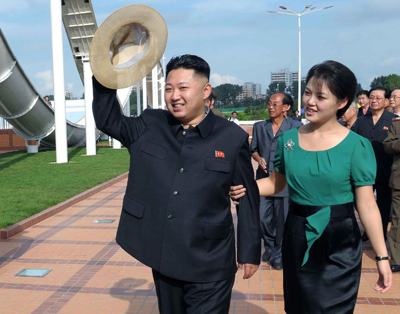 Μετά τα πυρηνικά, ο Κιμ Γιονγκ Ουν σε εργοστάσιο… καλλυντικών
