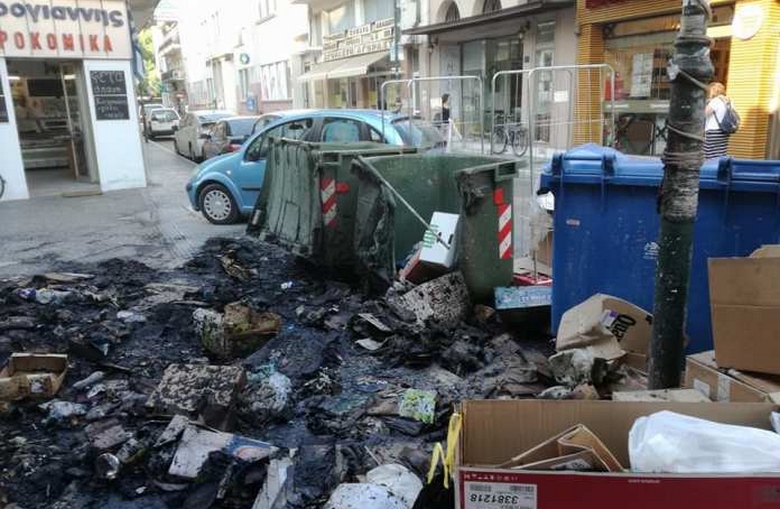 Σκουπίδια στους δρόμους της Λάρισας άρπαξαν φωτιά