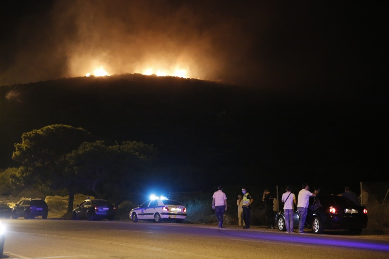Συνεχίζεται η κόλαση φωτιάς στη Ζάκυνθο – Κινδυνεύει χωριό