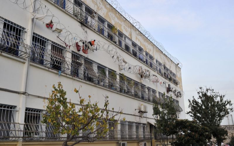 Ναρκωτικά, αυτοσχέδια μαχαίρια και είδη κινητής τηλεφωνίας στον Κορυδαλλό