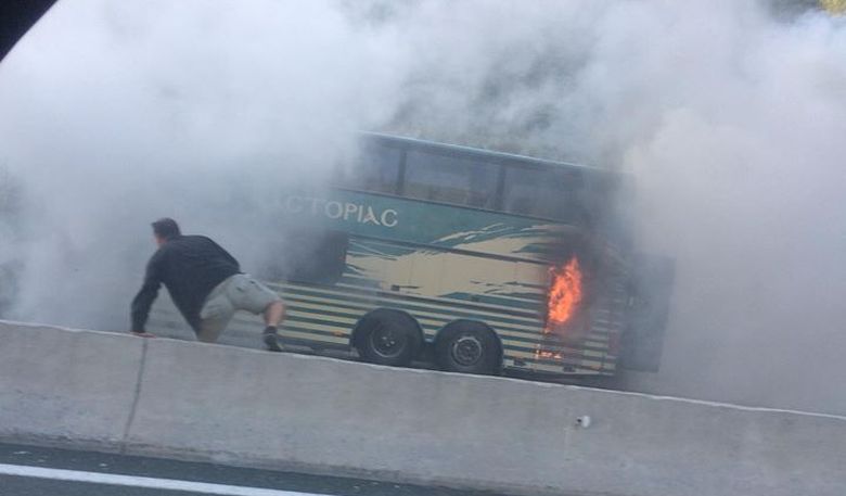 Λεωφορείο του ΚΤΕΛ τυλίχτηκε στις φλόγες ενώ ταξίδευε